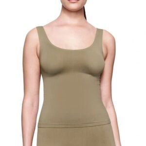 SKIMS SOFT SMOOTHING TANK | ARMY GREEN, SIZE M
